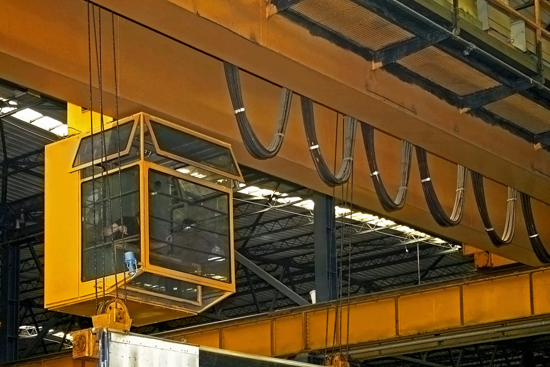 Pomiary suwnic w hali – co decyduje o bezpieczeństwie?